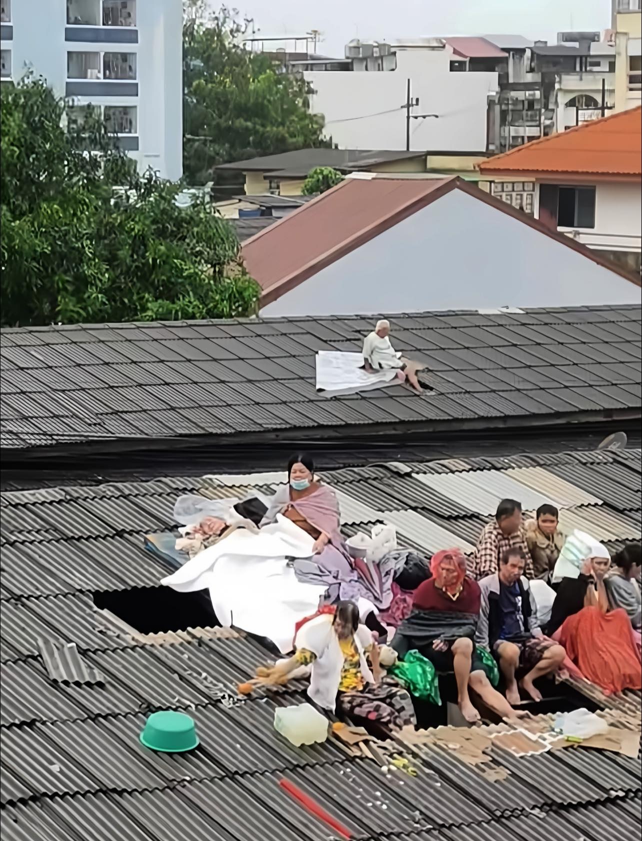 Lũ lịch sử ở Thái Lan: Người dân trèo cáp, phá mái nhà thoát hiểm - Ảnh 3.