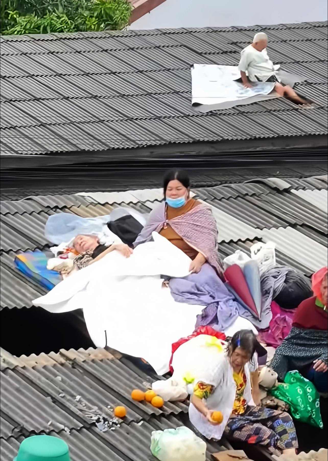 Lũ lịch sử ở Thái Lan: Người dân trèo cáp, phá mái nhà thoát hiểm - Ảnh 4.