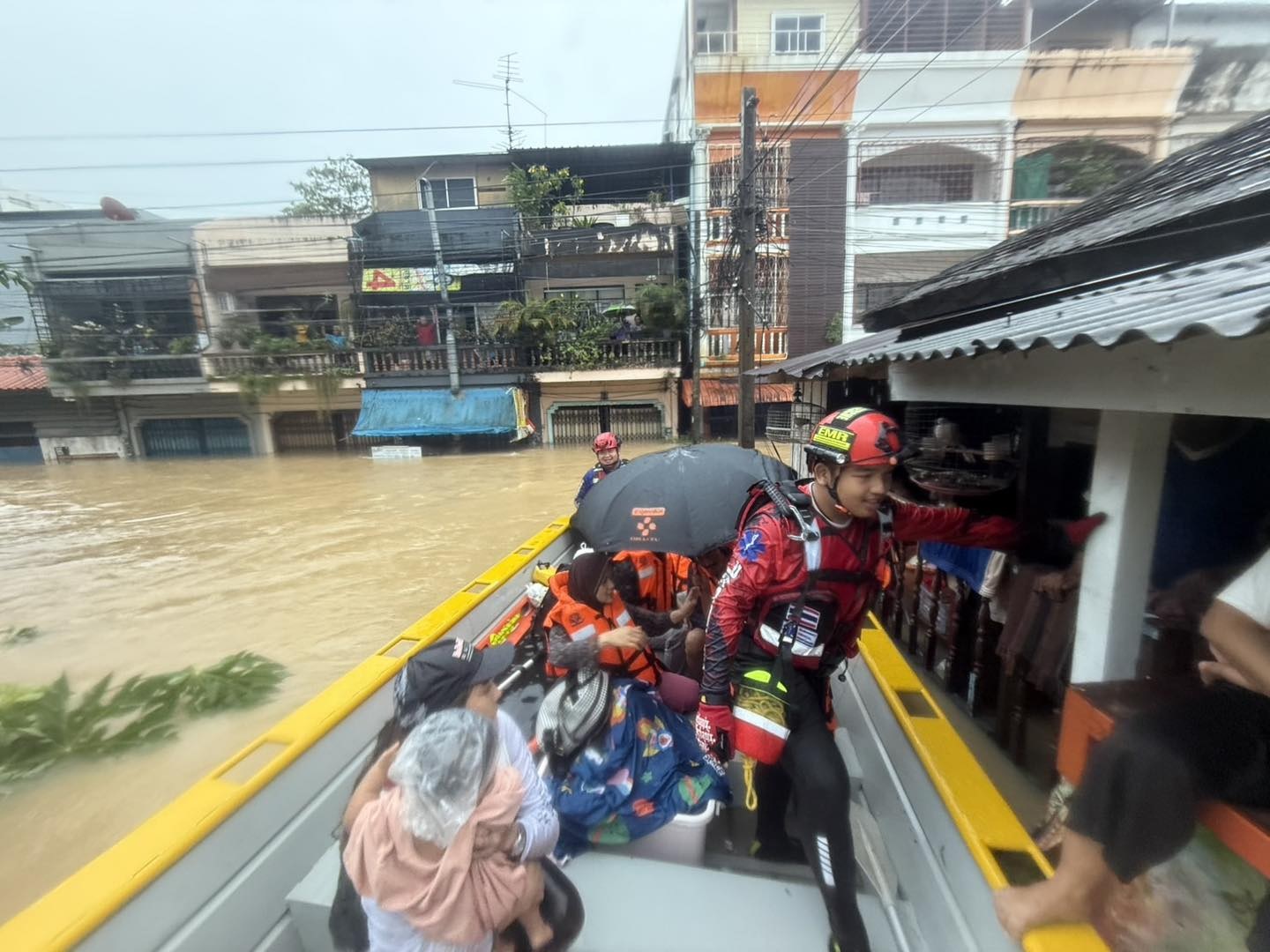 Lũ lịch sử ở Thái Lan: Người dân trèo cáp, phá mái nhà thoát hiểm - Ảnh 7.