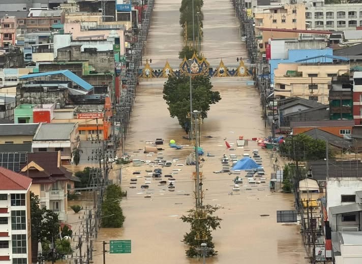 Lũ lịch sử ở Thái Lan: Người dân trèo cáp, phá mái nhà thoát hiểm - Ảnh 9.