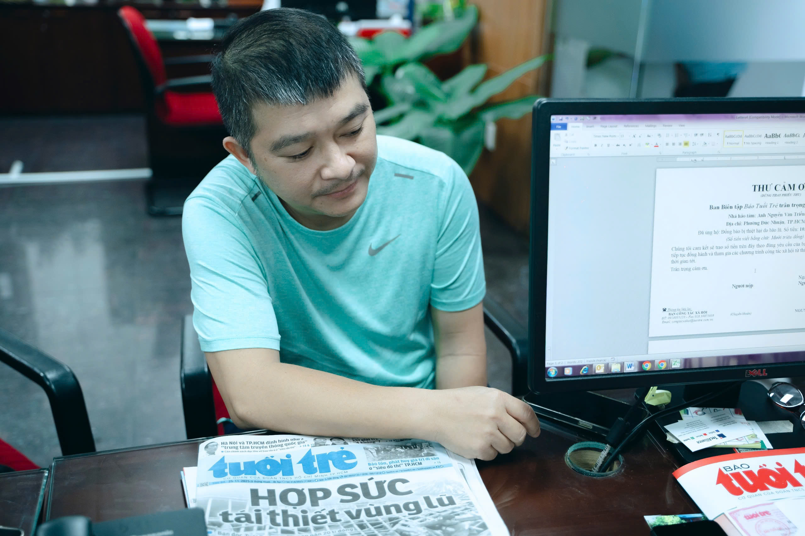 Mắt đỏ hoe, tay nắm chặt xúc động khi góp tiền gửi đến bà con miền Trung - Ảnh 3.