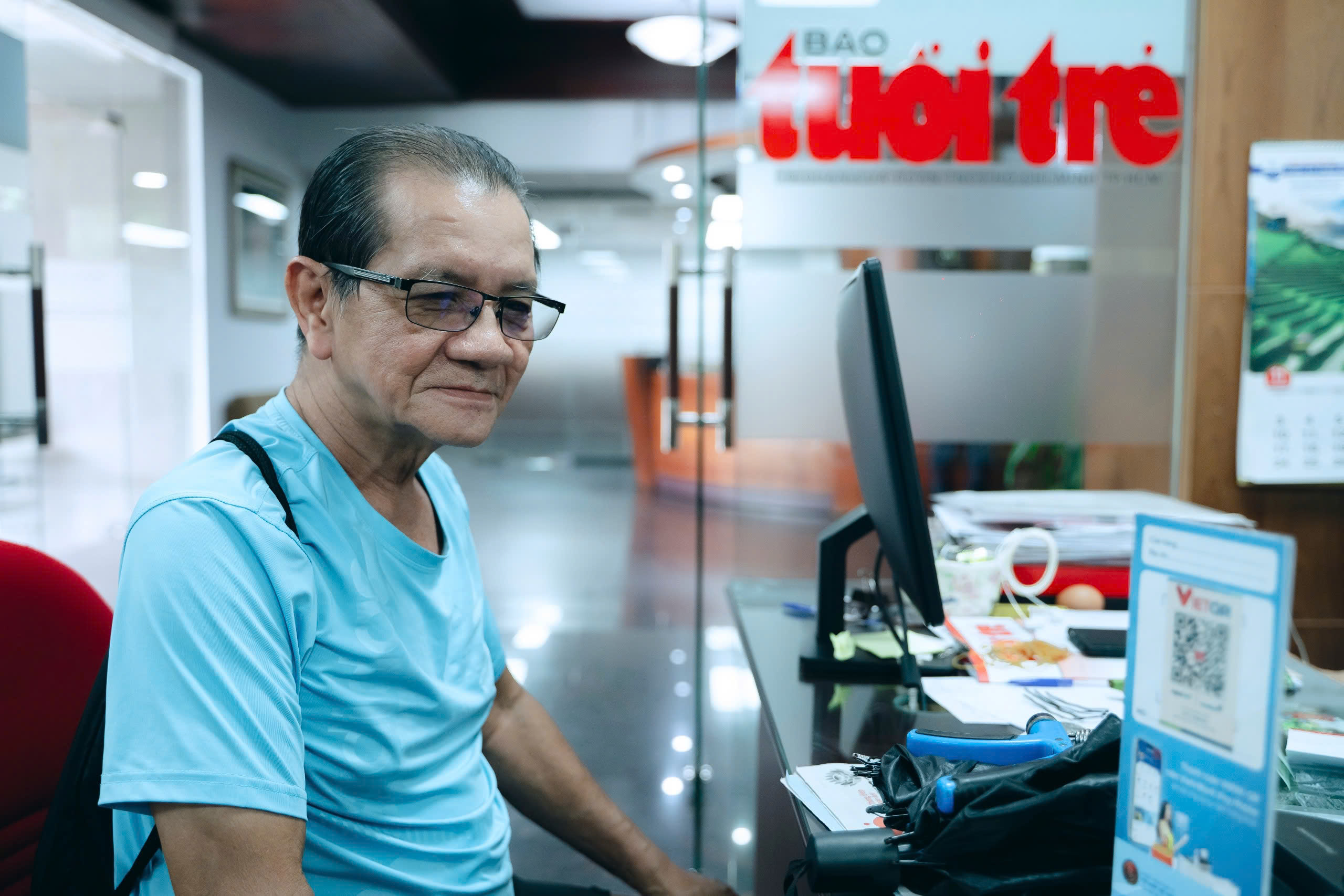 Mắt đỏ hoe, tay nắm chặt xúc động khi góp tiền gửi đến bà con miền Trung - Ảnh 7.