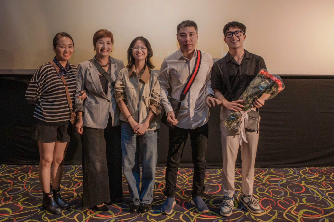 NSND Công Lý và vợ cũ đến mừng con gái ra mắt phim Có một chòm sao.