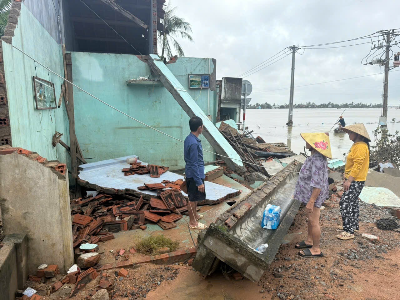 Đồng Nai hỗ trợ Đắk Lắk 13,7 tỉ Đồng khắc phục hậu quả lũ lịch sử - Ảnh 4.