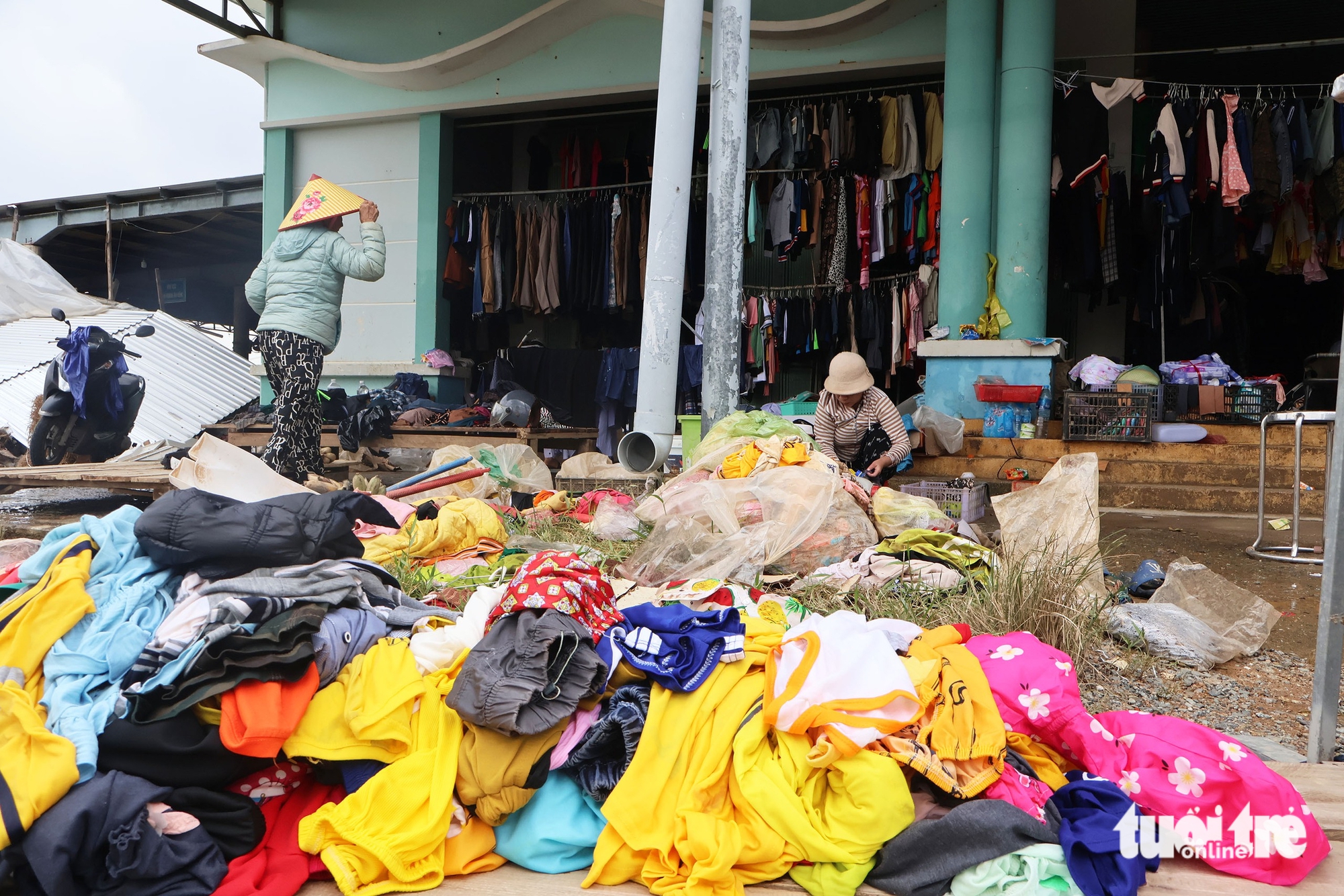 Nước mắt tiểu thương chợ Hòa Thịnh: Cứu hàng bất thành, ôm thùng nhựa để thoát thân 4 tiểu thương - Ảnh 4.