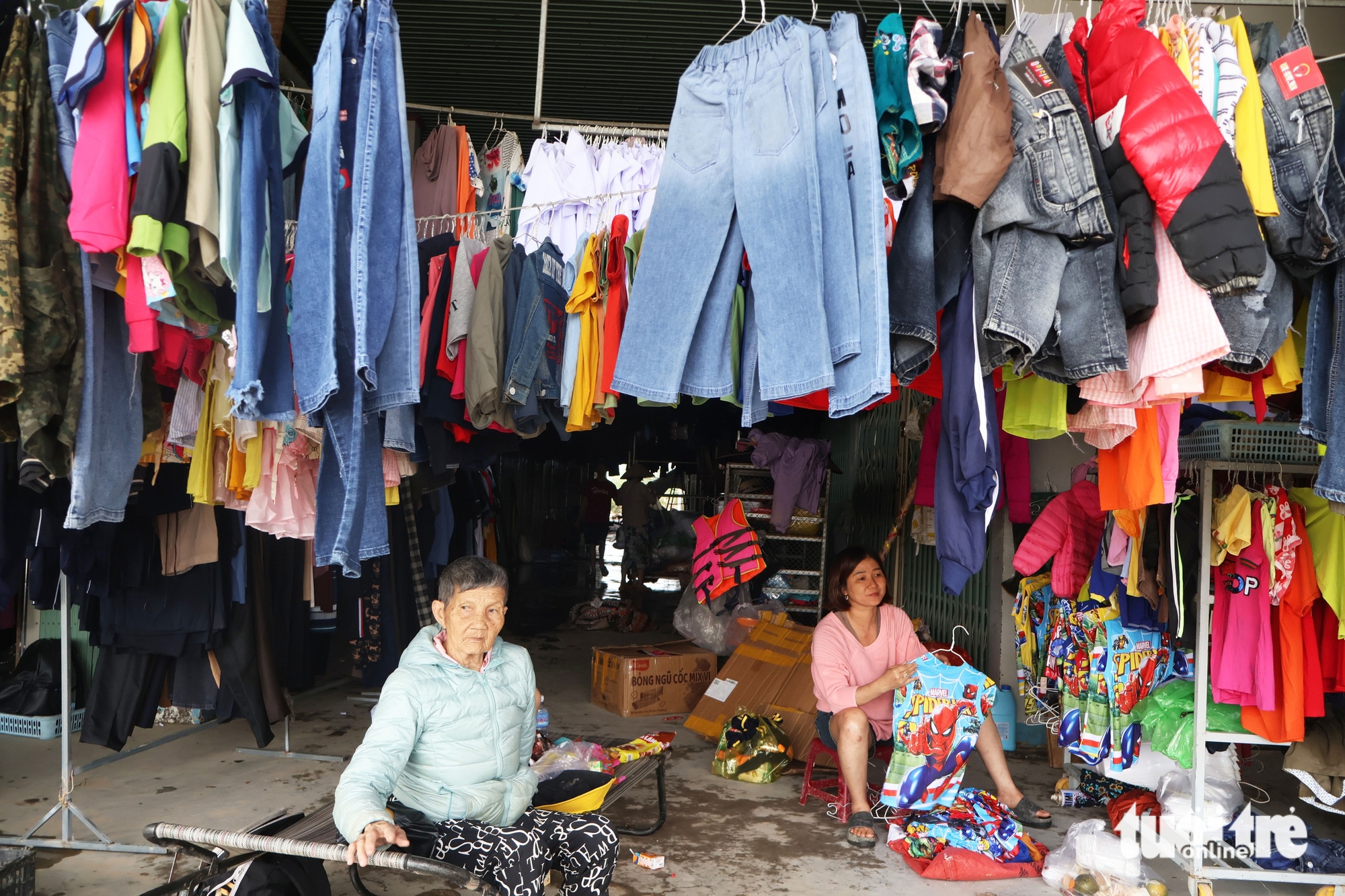 Nước mắt tiểu thương chợ Hòa Thịnh: Cứu hàng bất thành, ôm thùng nhựa để thoát thân 5 tiểu thương - Ảnh 5.