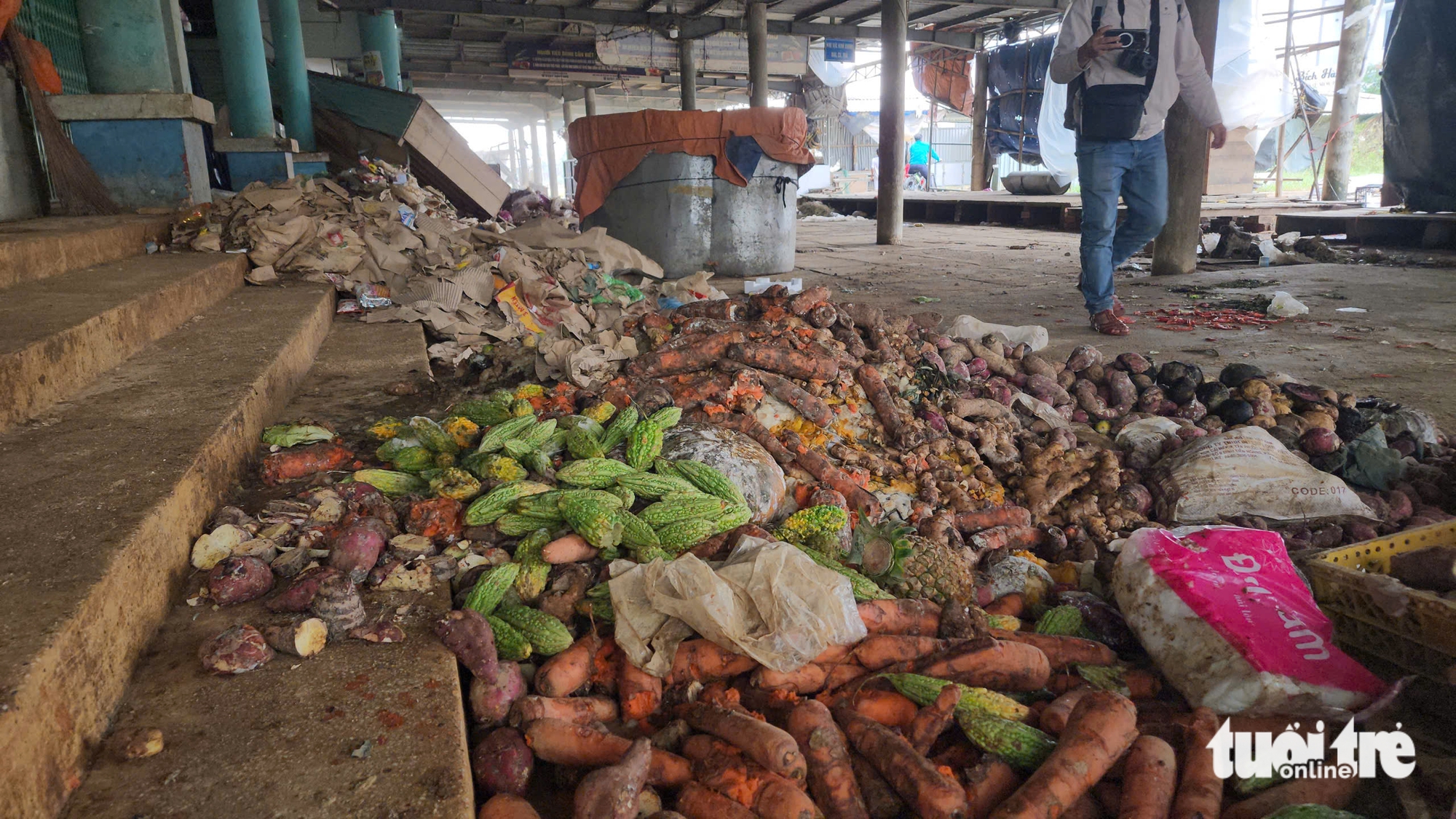 Nước mắt tiểu thương chợ Hòa Thịnh: Cứu hàng bất thành, ôm thùng nhựa để thoát thân 10 tiểu thương - Ảnh 14.
