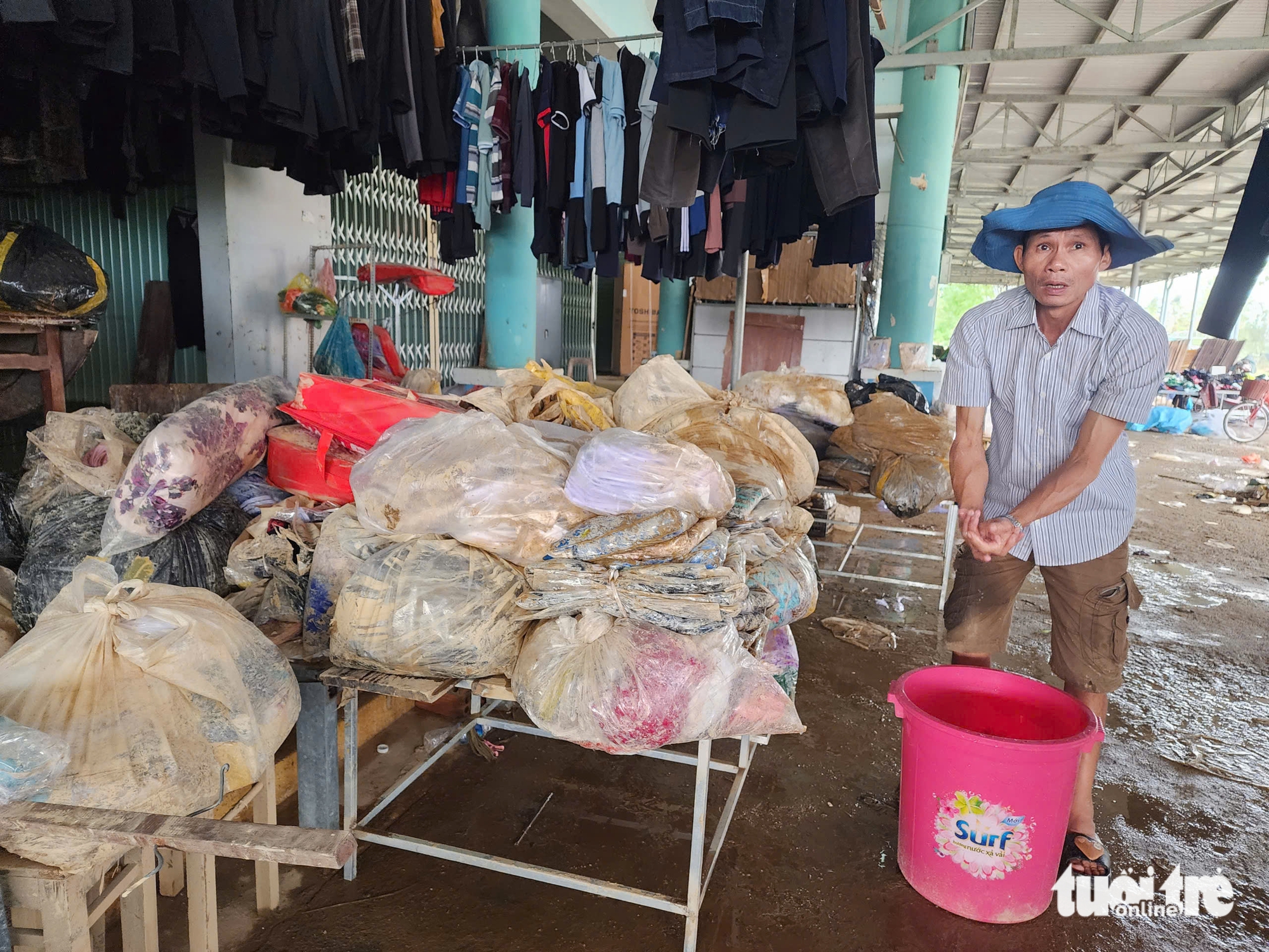 Nước mắt tiểu thương chợ Hòa Thịnh: Cứu hàng bất thành, ôm thùng nhựa để thoát thân 12 tiểu thương - Ảnh 16.