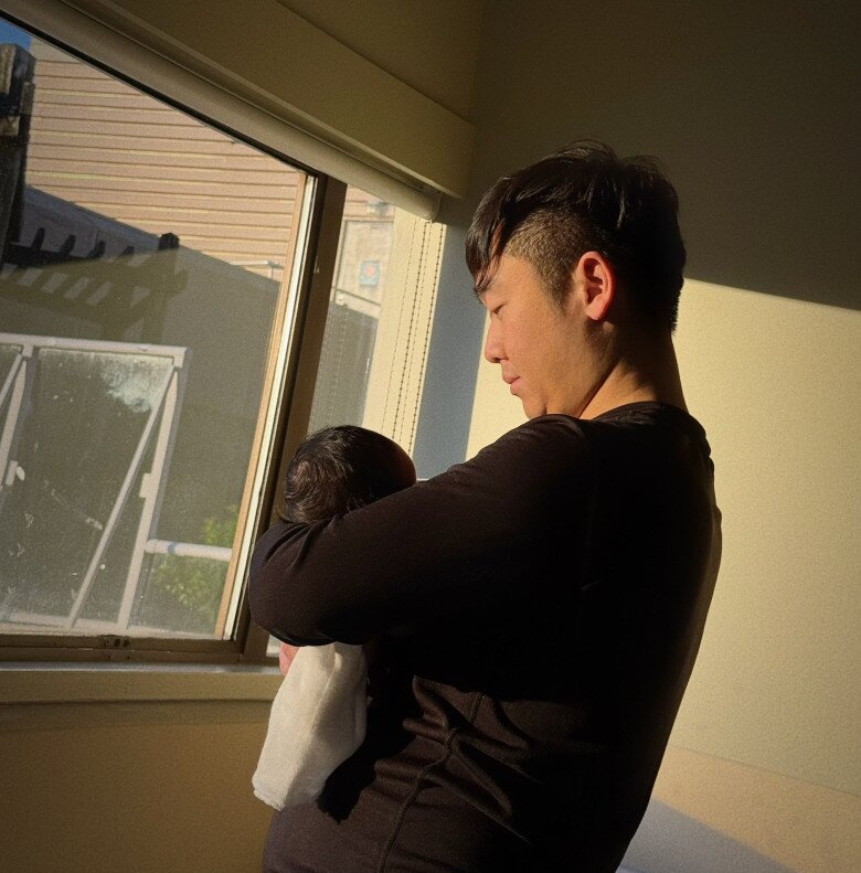 Anh Thanh Duy được khen ngợi khéo léo khi chăm con.