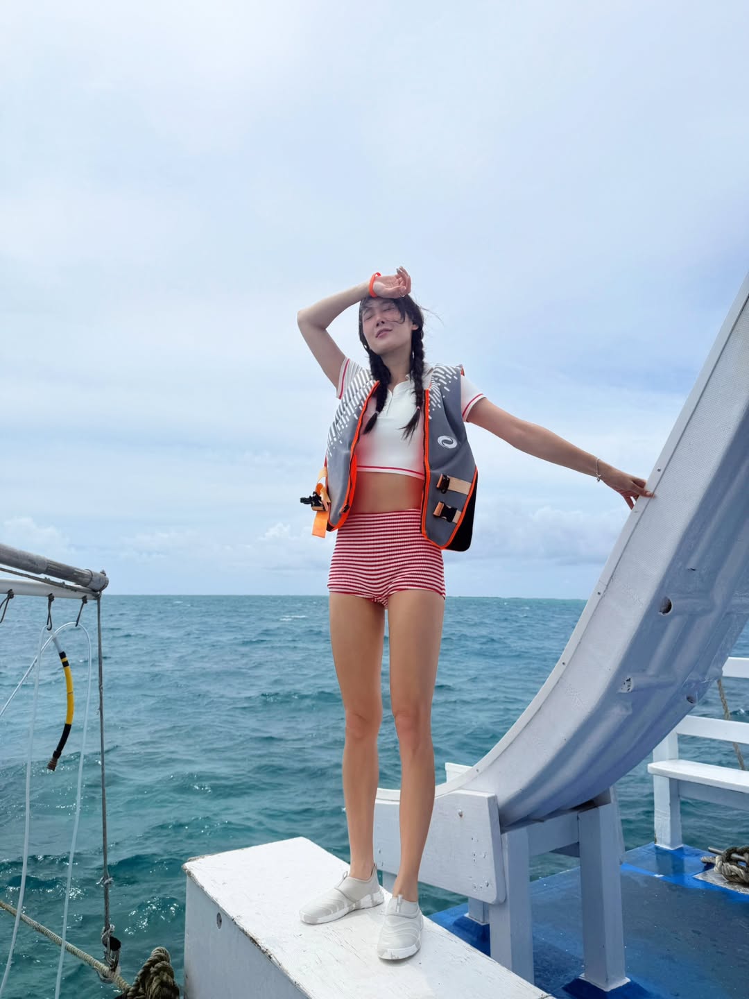 1764082789 359 Phat hoang ca si dinh dam dien bikini khoe than