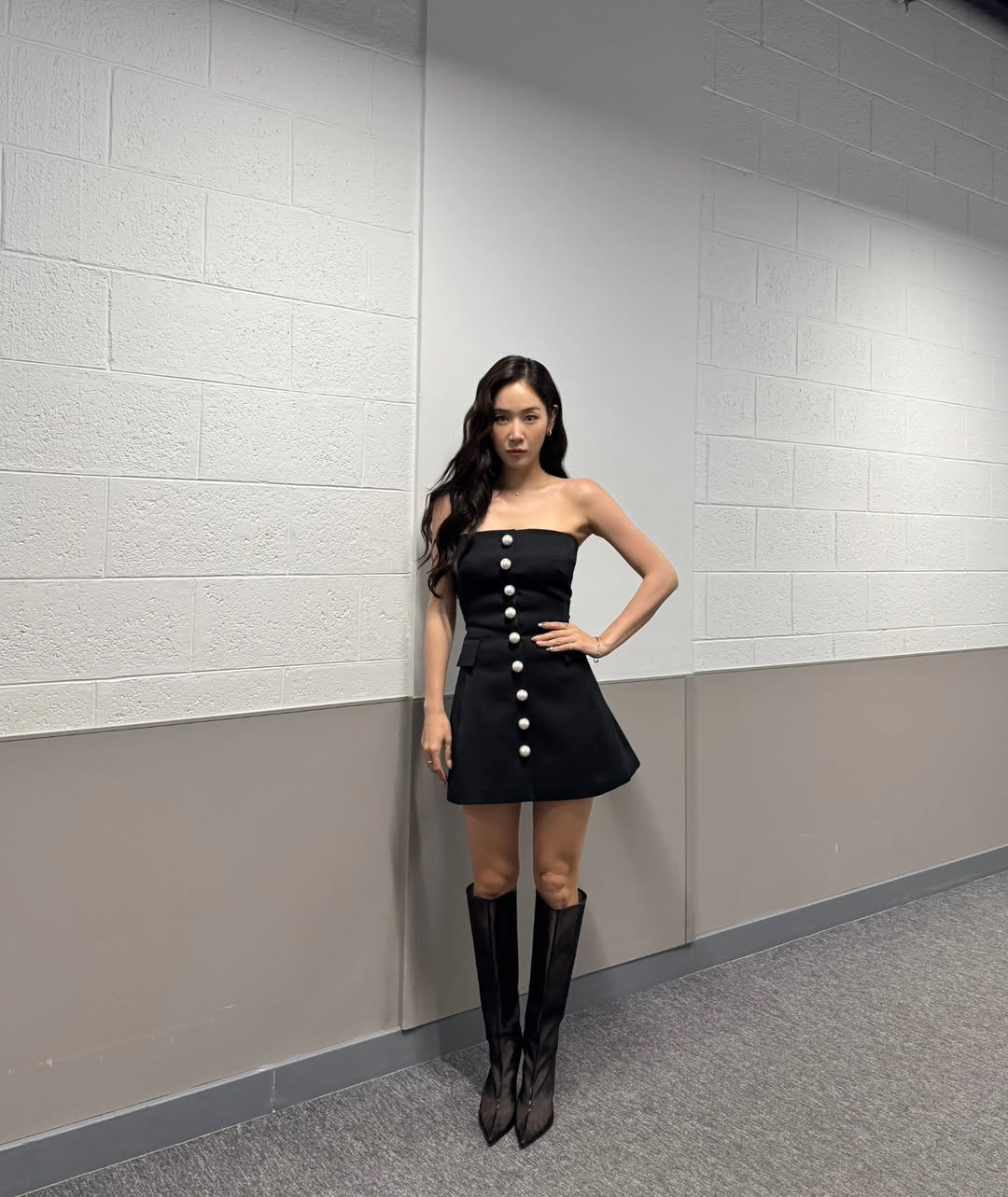 1764082792 903 Phat hoang ca si dinh dam dien bikini khoe than