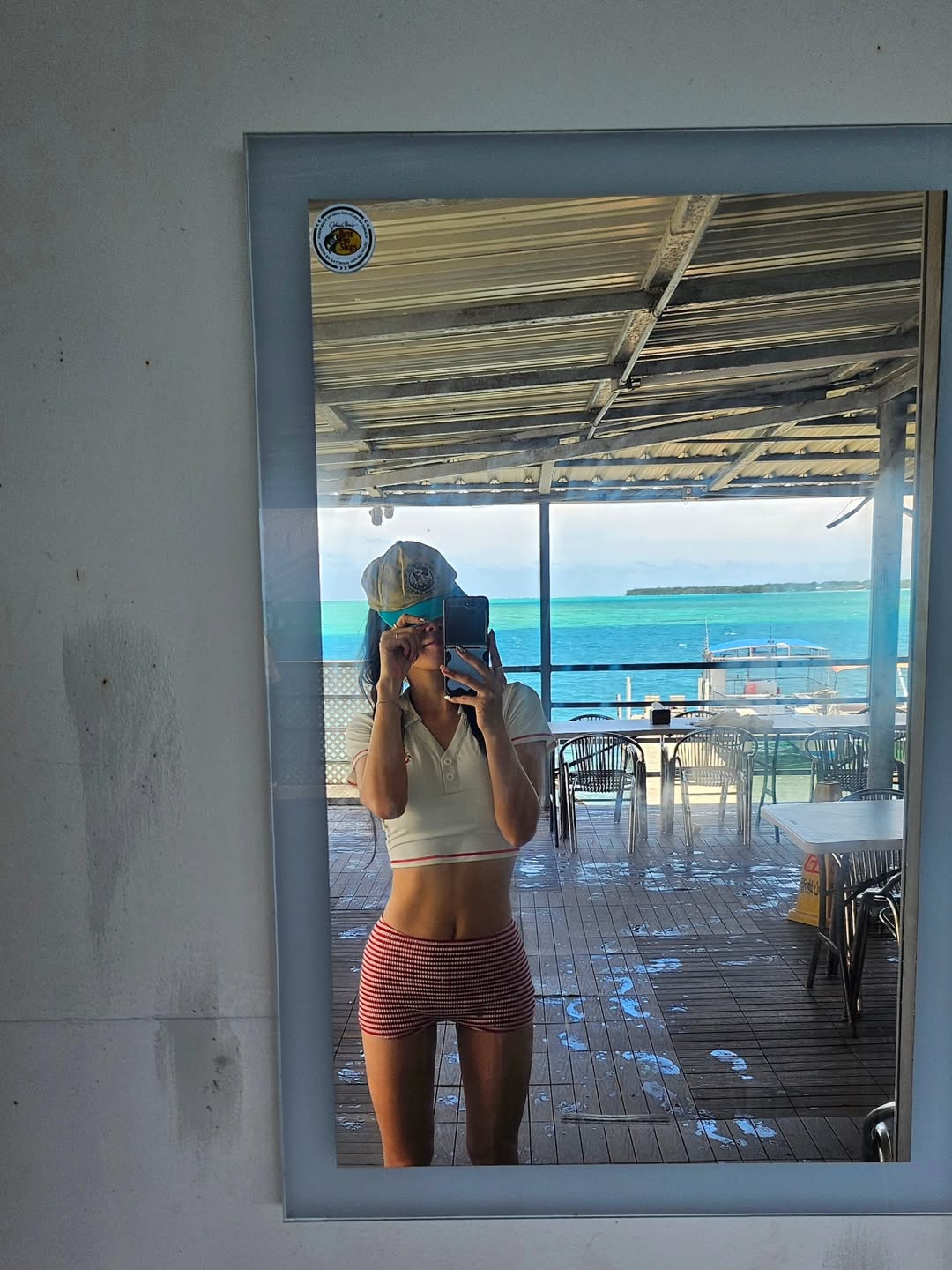 1764082793 632 Phat hoang ca si dinh dam dien bikini khoe than