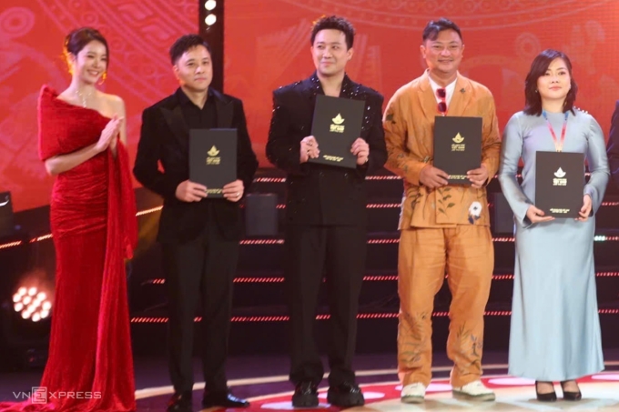 Thứ hai từ trái qua: Victor Vũ - phim Thám tử Kiên, Trấn Thành - phim Mai, Phan Gia Nhật Linh - phim Mang mẹ đi bỏ đoạt giải của ban giám khảo. Ảnh: Quỳnh Trần