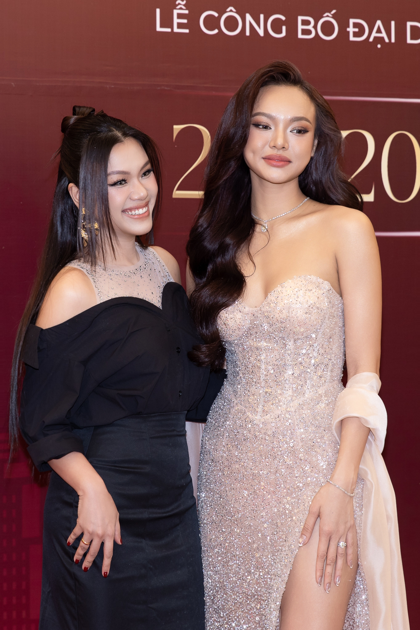 Mai Ngô khoe vòng 1 nóng bỏng, trổ tài Mai Ngô khoe vòng 1 nóng bỏng, trổ tài