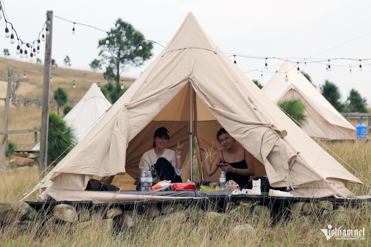 Tại đây, du khách có đầy đủ dịch vụ cắm trại nếu có nhu cầu