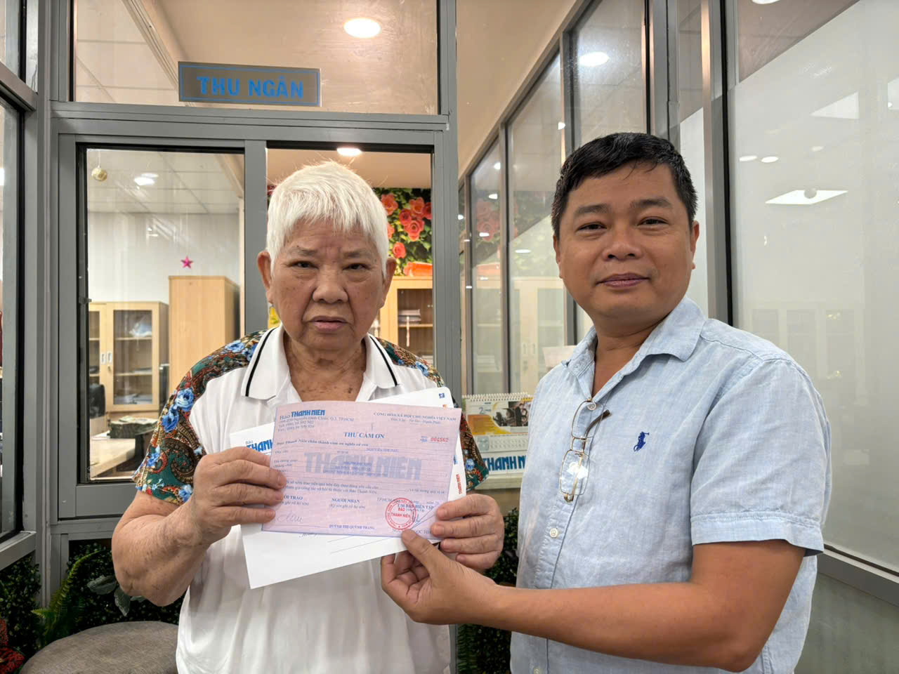 Tình người thắp sáng nơi rốn lũ - Ảnh 1. Tình người thắp sáng nơi rốn lũ - Ảnh 1.