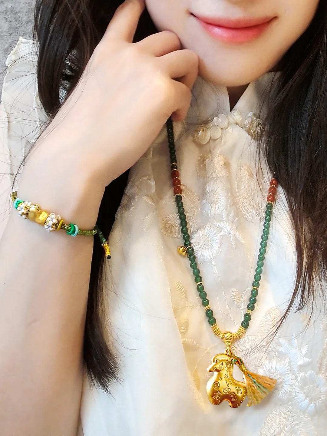 Vòng tay và mặt dây chuyền phong thủy giúp chị em đổi gió tài vận cuối năm - Ảnh 3.