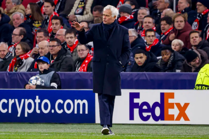 HLV Jose Mourinho chỉ đạo trong trận. Ảnh: Abola