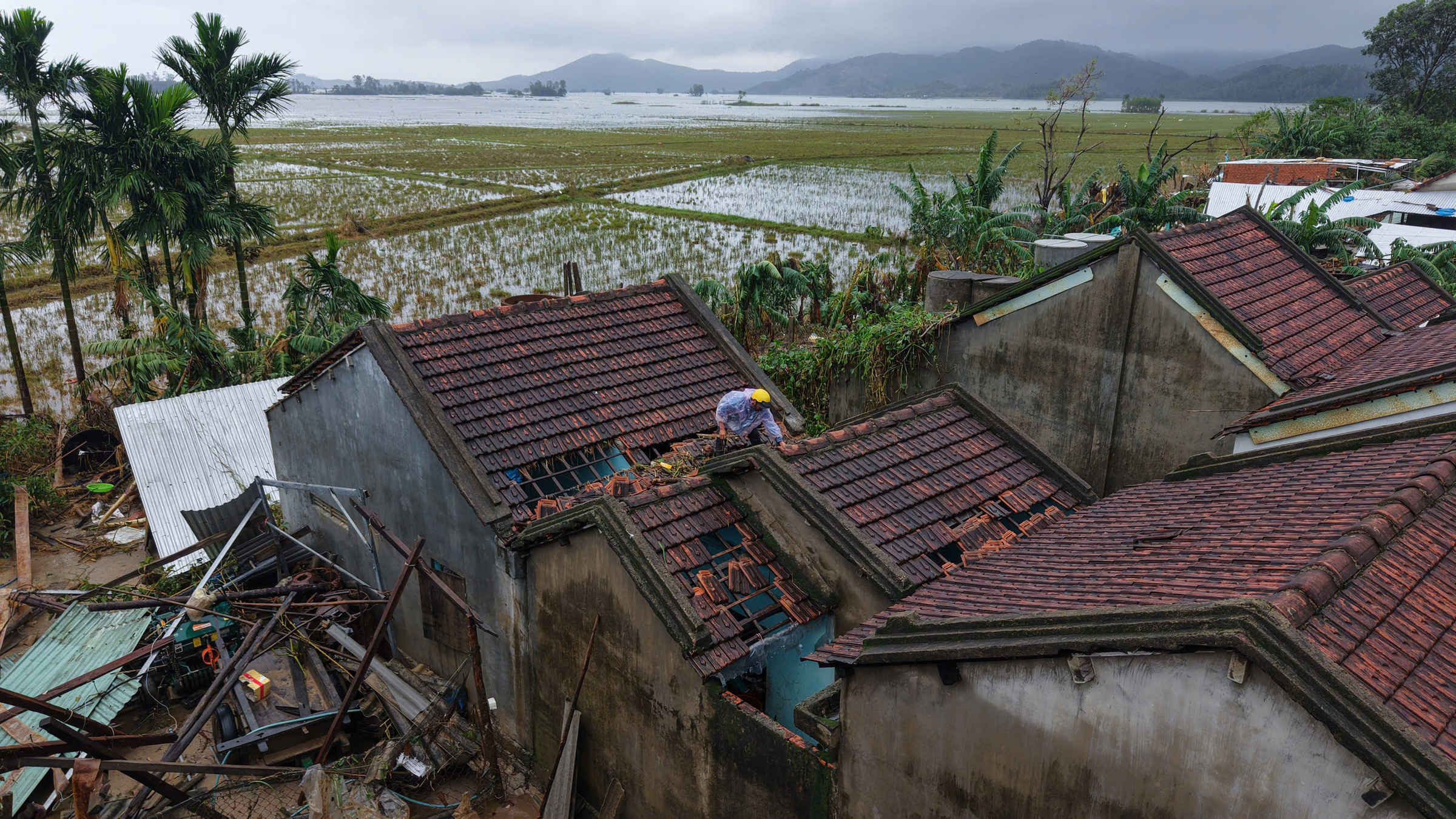 Đêm vô vọng ở rốn lũ Hòa Thịnh 8 1764114766 819 Dem vo vong o ron lu Hoa Thinh