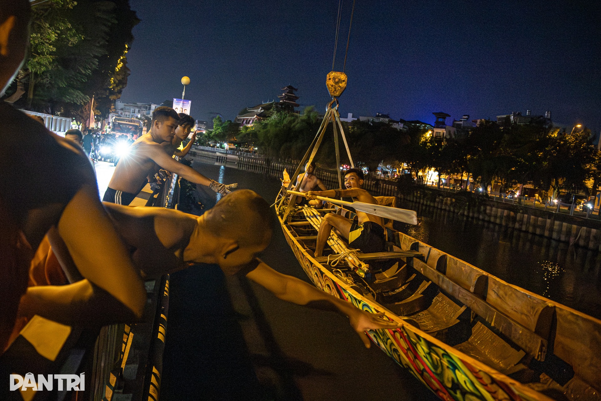 Xuyên đêm hạ thuỷ ghe ngo ở kênh Nhiêu Lộc, sẵn sàng cho lễ hội tại TPHCM - 5 Xuyên đêm hạ thuỷ ghe ngo ở kênh Nhiêu Lộc, sẵn sàng cho lễ hội tại TPHCM - 5