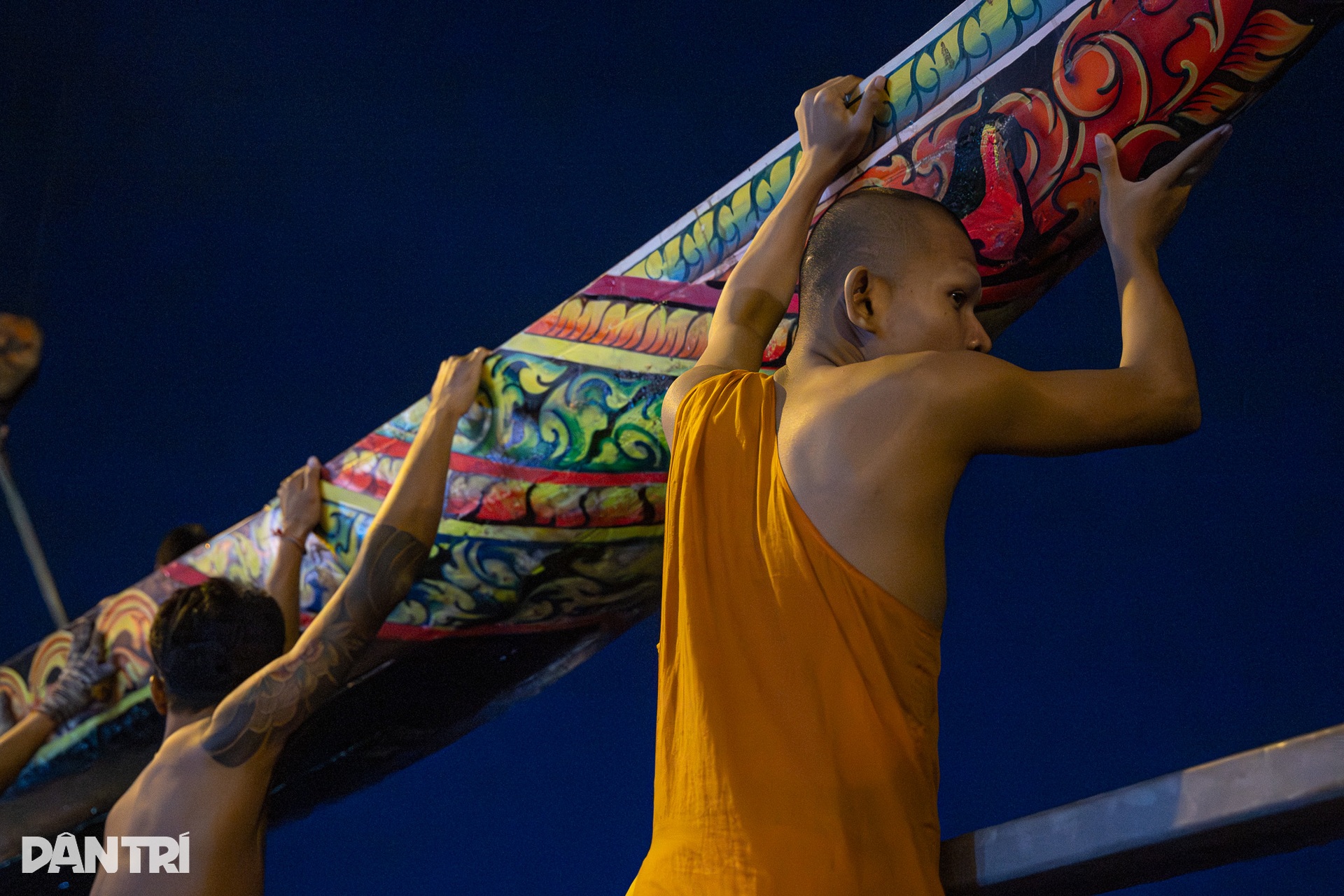 Xuyên đêm hạ thuỷ ghe ngo ở kênh Nhiêu Lộc, sẵn sàng cho lễ hội tại TPHCM - 6 Xuyên đêm hạ thuỷ ghe ngo ở kênh Nhiêu Lộc, sẵn sàng cho lễ hội tại TPHCM - 6