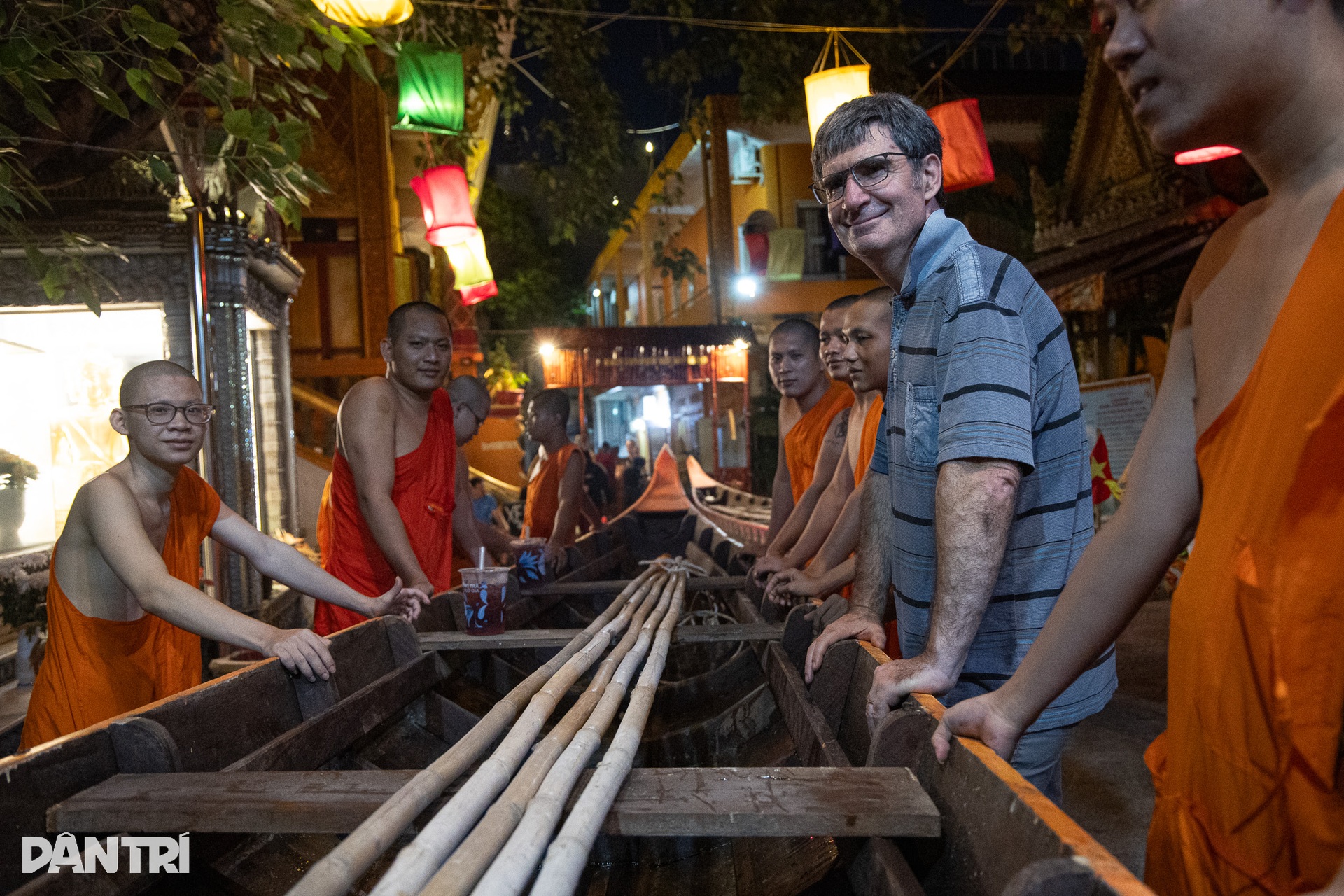 Xuyên đêm hạ thuỷ ghe ngo ở kênh Nhiêu Lộc, sẵn sàng cho lễ hội tại TPHCM - 7 Xuyên đêm hạ thuỷ ghe ngo ở kênh Nhiêu Lộc, sẵn sàng cho lễ hội tại TPHCM - 7