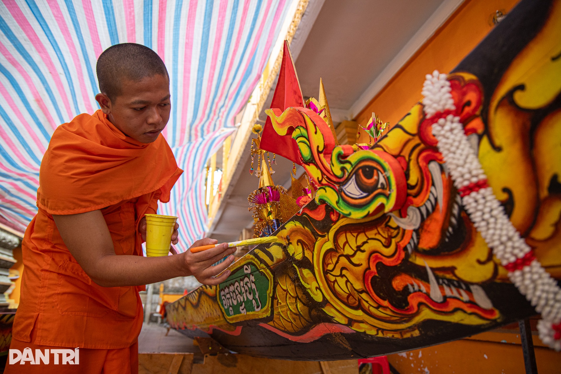 Xuyên đêm hạ thuỷ ghe ngo ở kênh Nhiêu Lộc, sẵn sàng cho lễ hội tại TPHCM - 11 Xuyên đêm hạ thuỷ ghe ngo ở kênh Nhiêu Lộc, sẵn sàng cho lễ hội tại TPHCM - 11