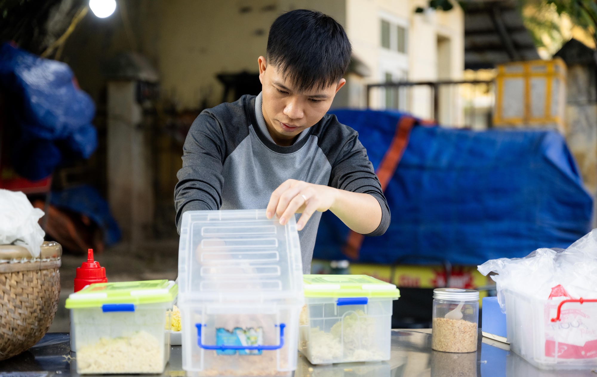 5h sáng dậy bán xôi, 8h30 có mặt ở văn phòng: Chàng trai 1992 xoay xở giữa nhịp sống đắt đỏ ở Hà Nội- Ảnh 3. 5h sáng dậy bán xôi, 8h30 có mặt ở văn phòng: Chàng trai 1992 xoay xở giữa nhịp sống đắt đỏ ở Hà Nội- Ảnh 3.