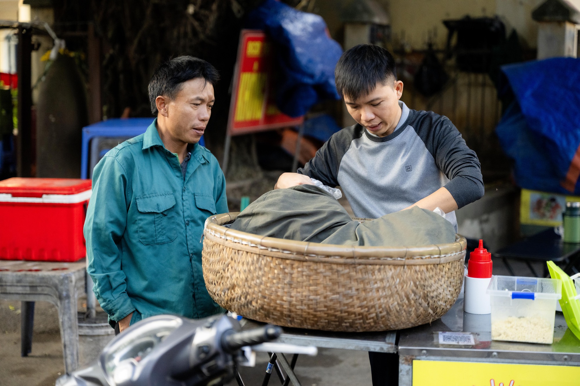 5h sáng dậy bán xôi, 8h30 có mặt ở văn phòng: Chàng trai 1992 xoay xở giữa nhịp sống đắt đỏ ở Hà Nội- Ảnh 4. 5h sáng dậy bán xôi, 8h30 có mặt ở văn phòng: Chàng trai 1992 xoay xở giữa nhịp sống đắt đỏ ở Hà Nội- Ảnh 4.