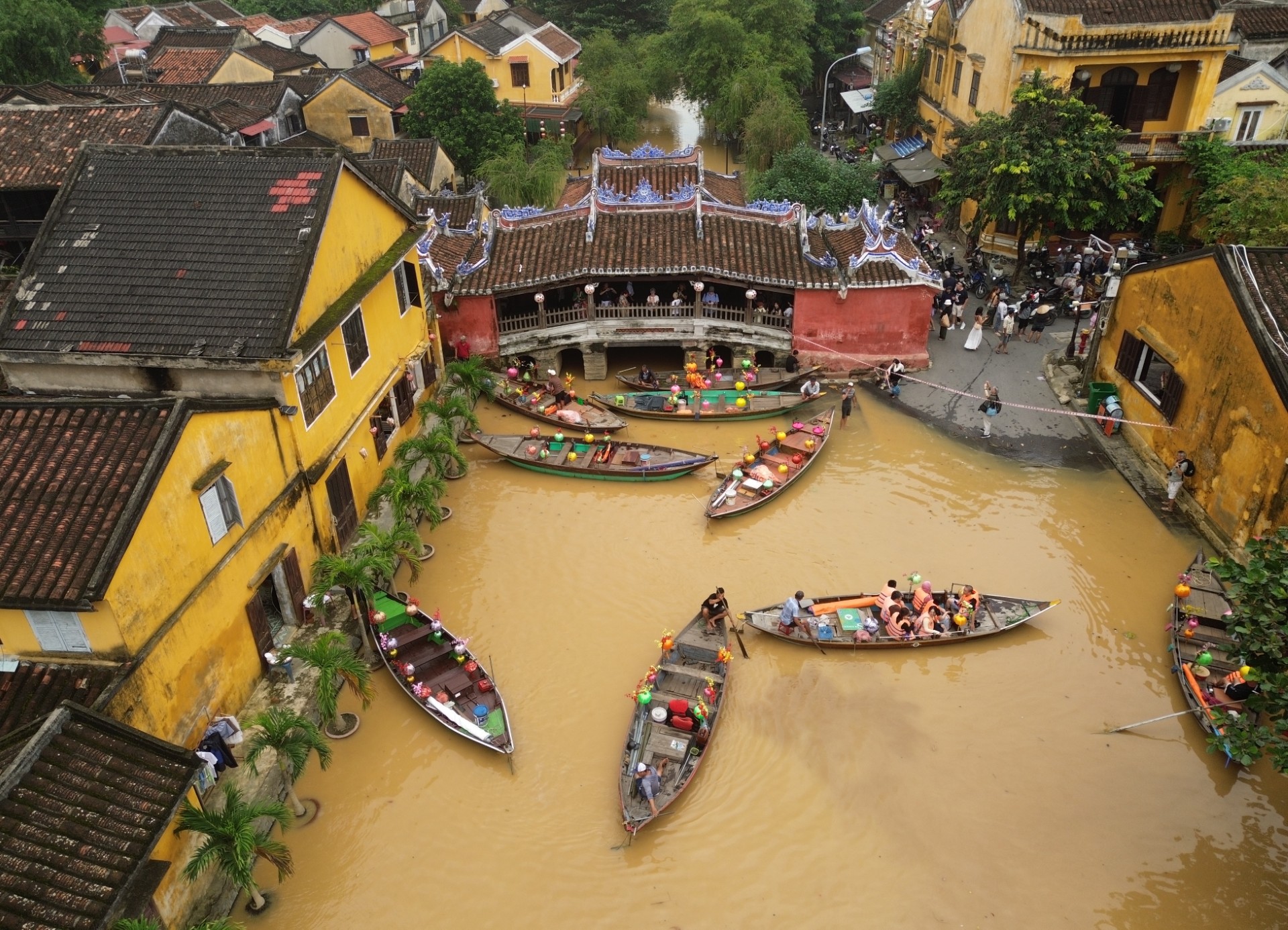 Phố cổ Hội An dễ bị xuống cấp sau mưa lũ - Ảnh 2.