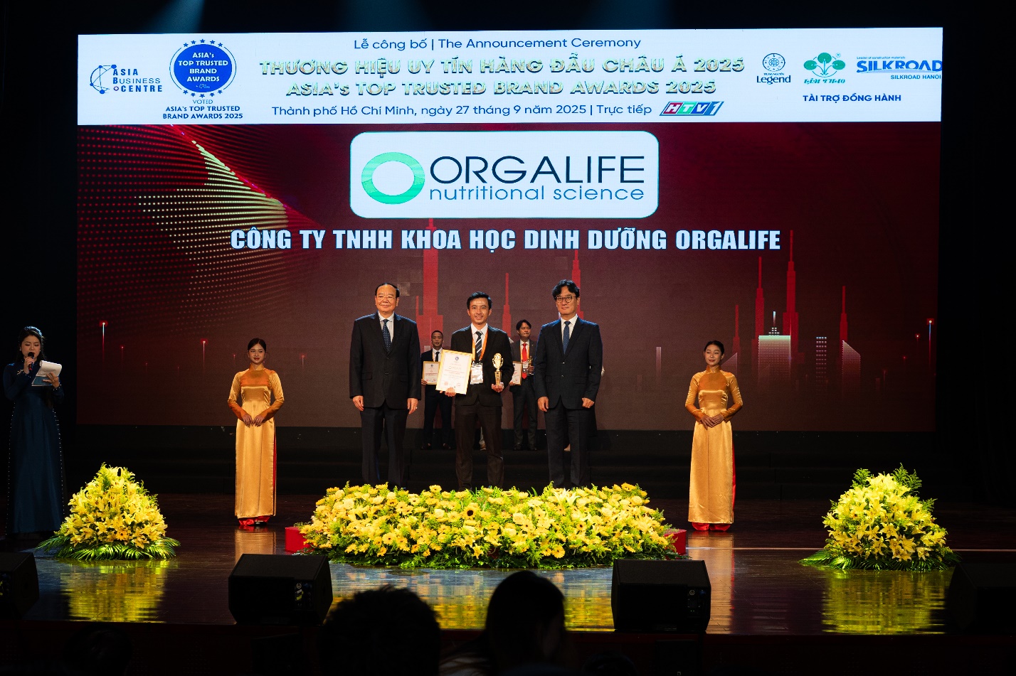 Ông Nguyễn Nhất Phi – Phó Tổng Giám đốc Công ty TNHH Khoa học Dinh dưỡng Orgalife nhận giải thưởng tại Lễ công bố. Nguồn: Orgalife