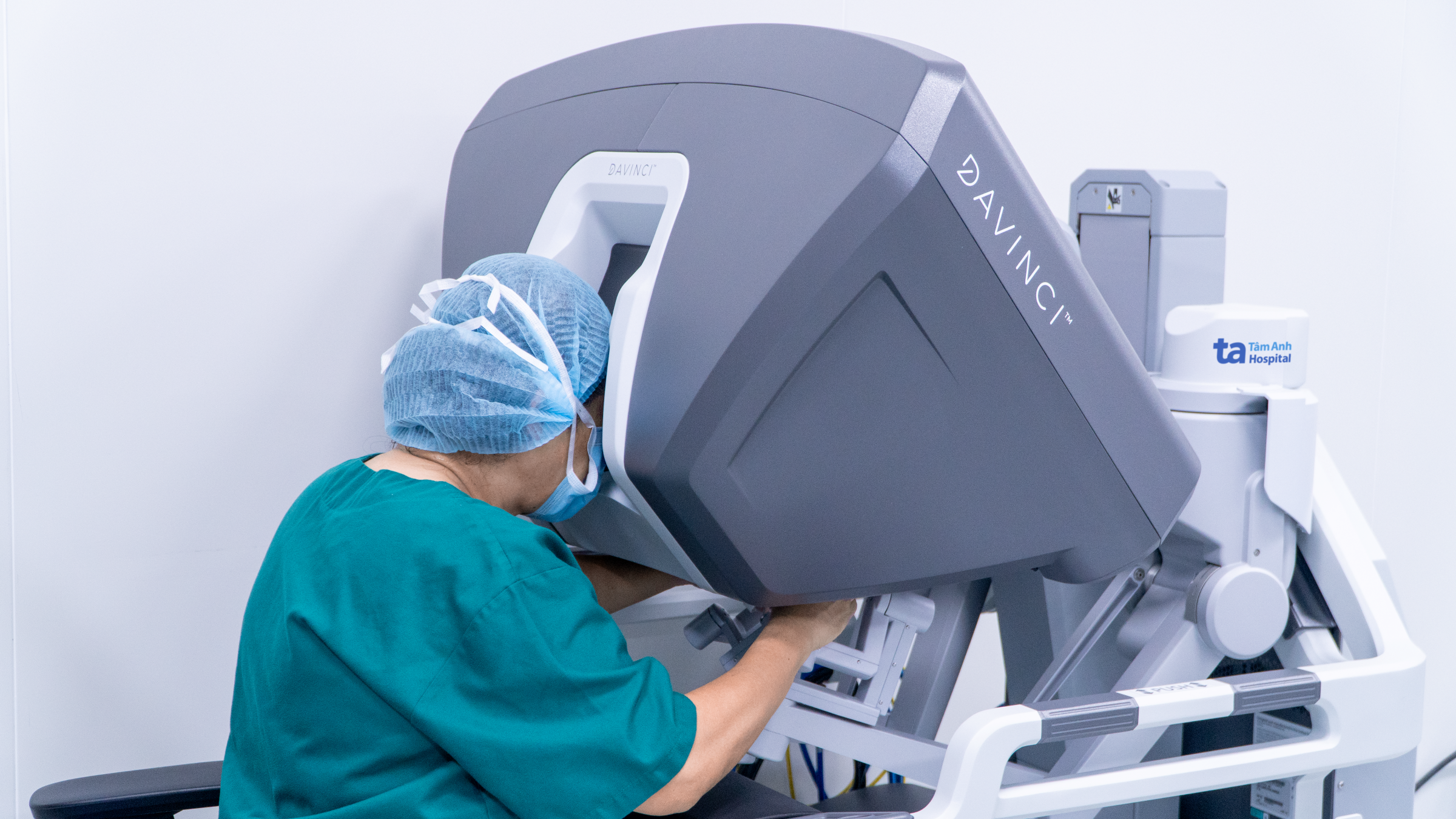 1764123546 470 Nu bac si dau tien dieu khien robot phau thuat