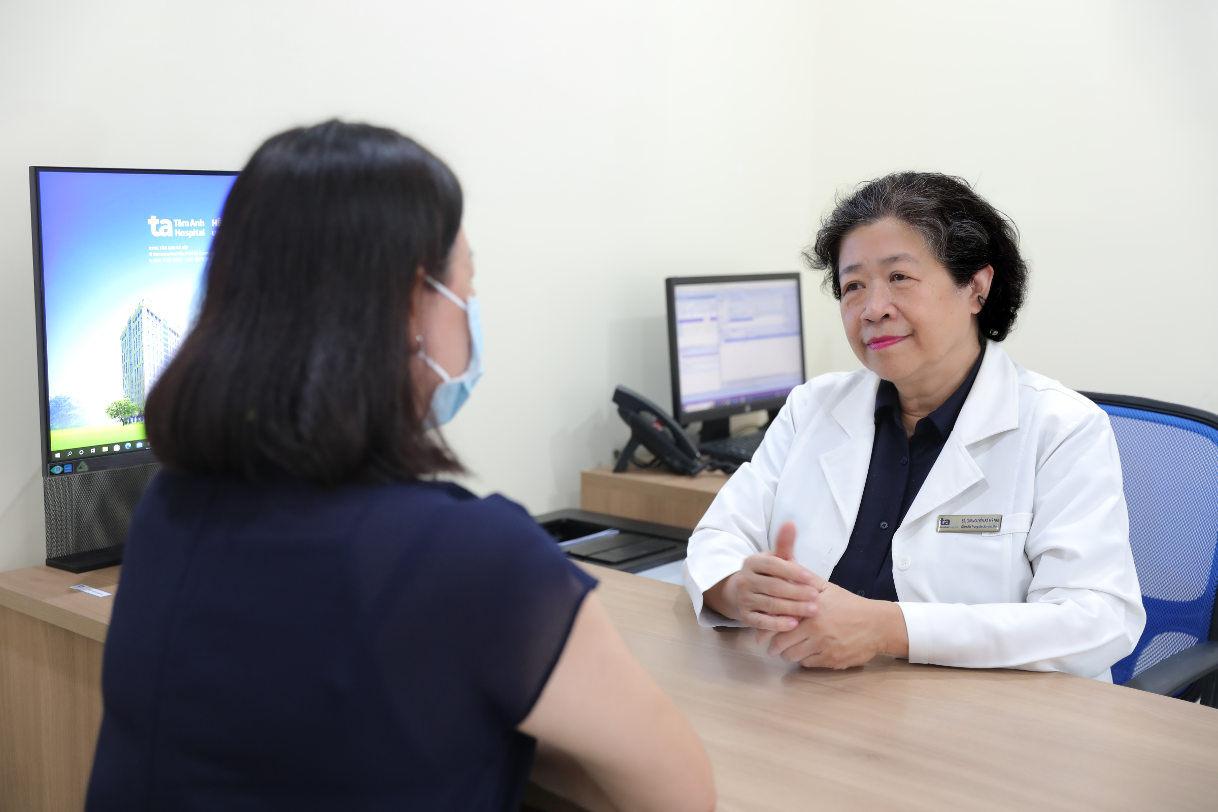 1764123548 177 Nu bac si dau tien dieu khien robot phau thuat