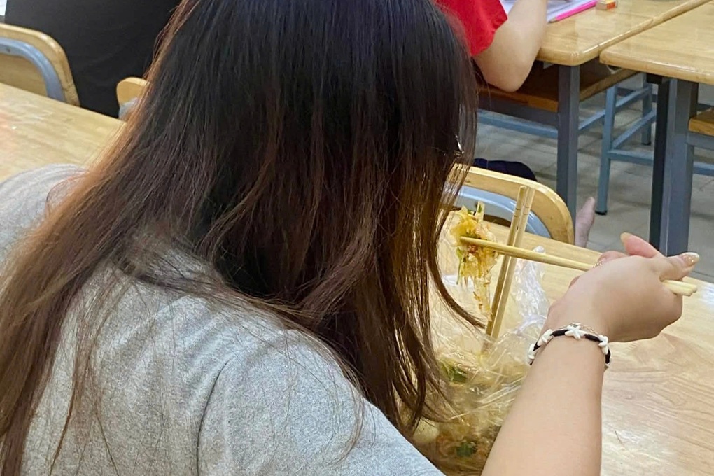 Sinh viên vừa ăn vừa học ở giảng đường, tranh cãi nên hay không? - 3