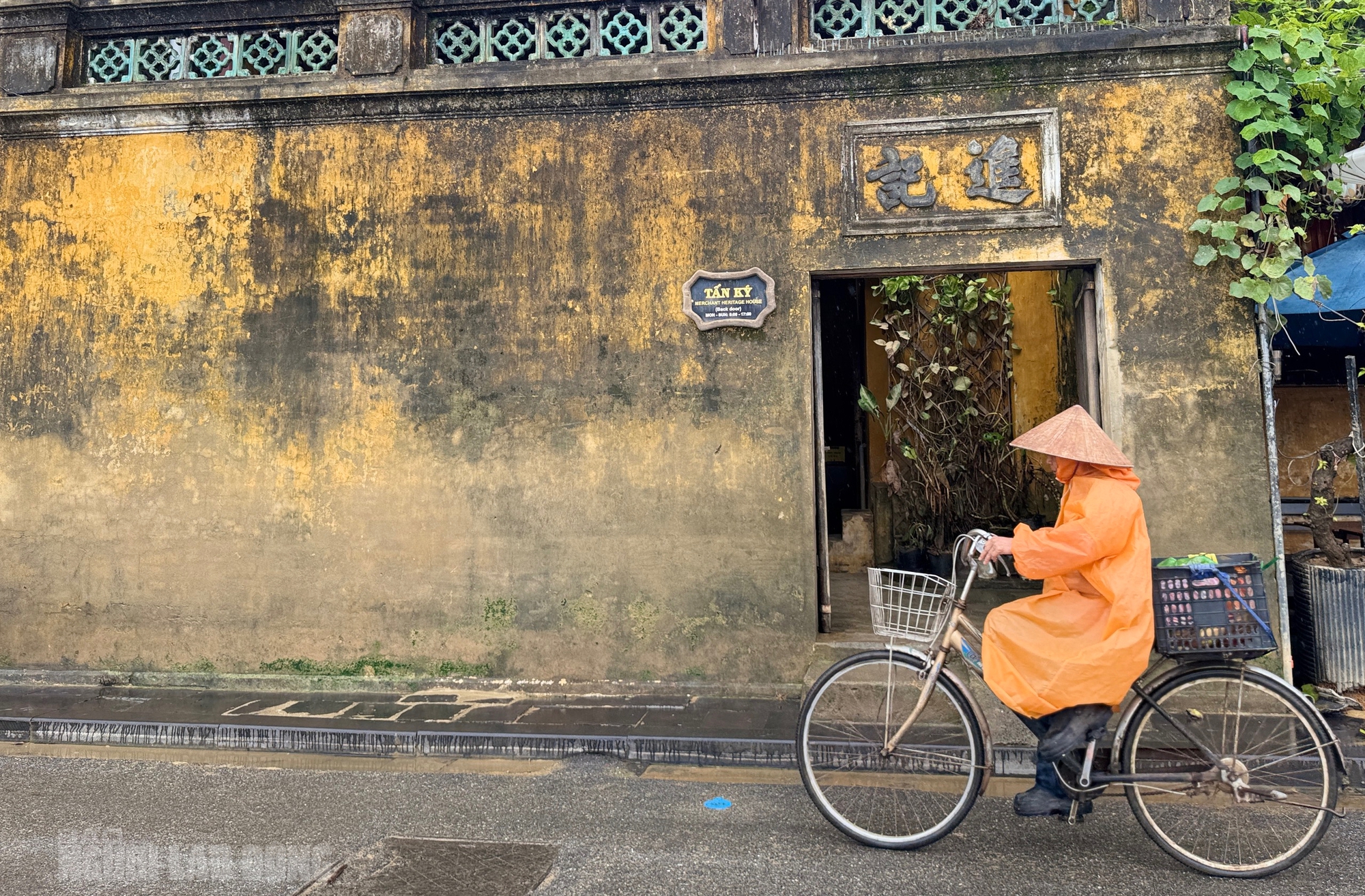 Hình ảnh phố cổ Hội An sau 3 trận lụt: Tình trạng di tích xuống cấp - Ảnh 10.