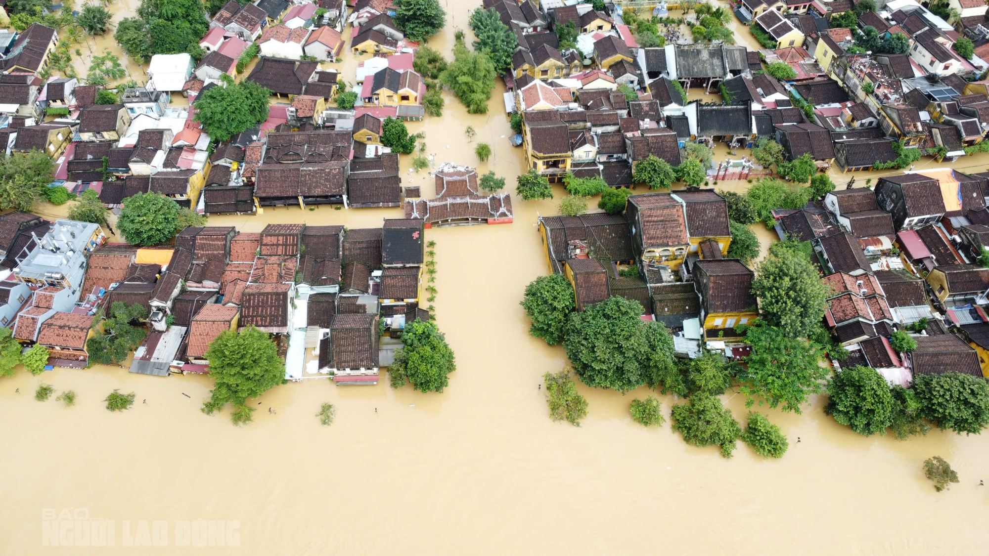 Hình ảnh phố cổ Hội An sau 3 trận lụt: Tình trạng di tích xuống cấp - Ảnh 17.