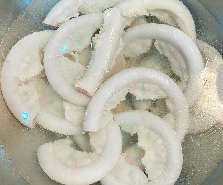 Luộc lòng lợn chỉ cần cho 1 loại gia vị này đảm bảo lòng trắng phau, giòn sần sật “đỉnh” ăn đứt nhà hàng - 3