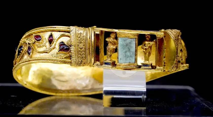 Đang đào nền công viên, công nhân chạm phải hài cốt 2.100 tuổi kỳ lạ đội vòng hoa tuyệt mỹ: Bí mật bên trong gây sốc- Ảnh 4.