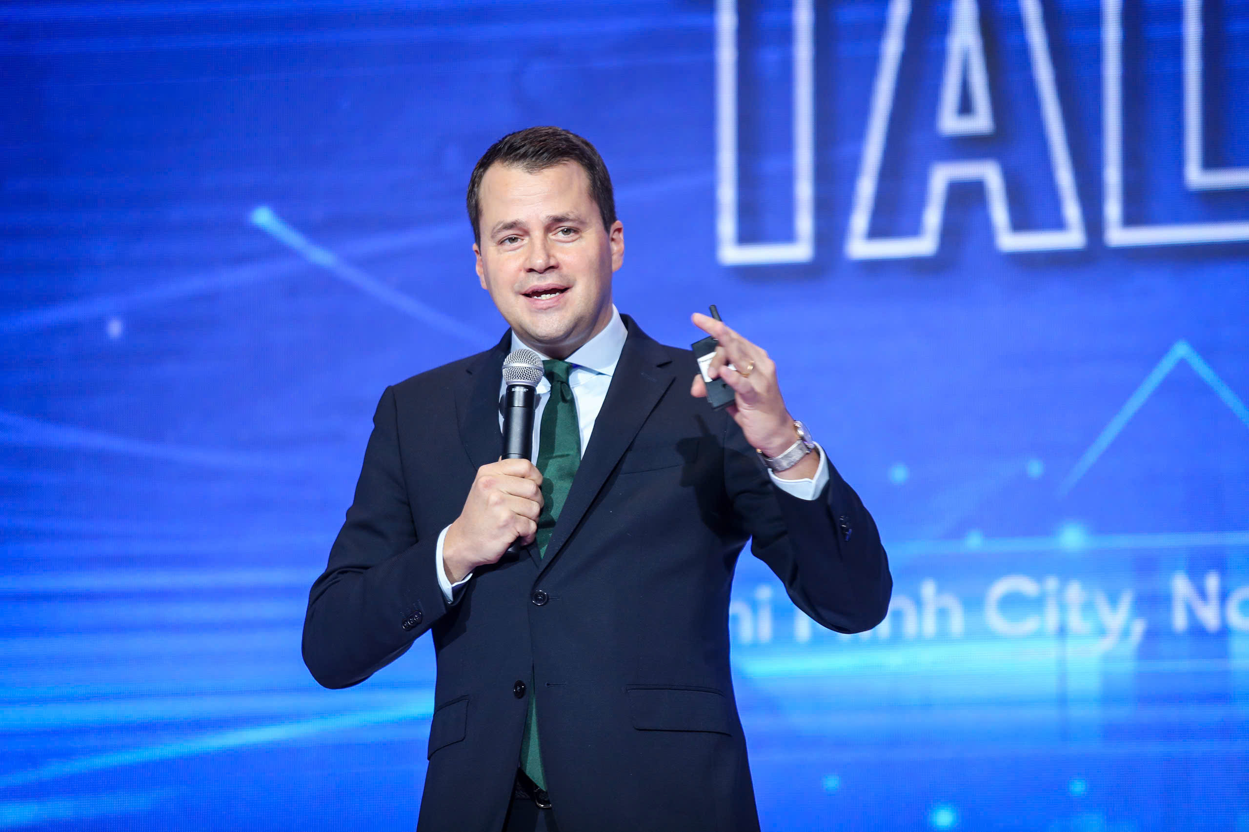 Daniel Theobald khuyên giới trẻ TP . HCM học tiếng Anh để thành công trong công nghệ - Ảnh 4.