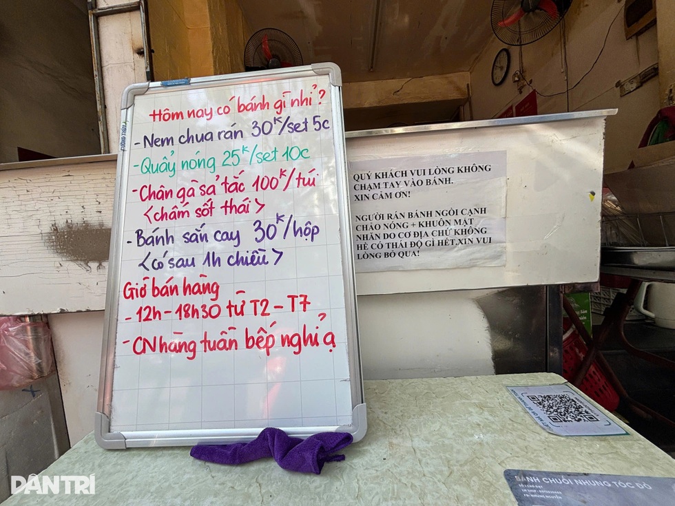 Quán bánh chuối gây tranh cãi ở Hà Nội, chưa tới giờ bán, khách vẫn cố chờ - 3