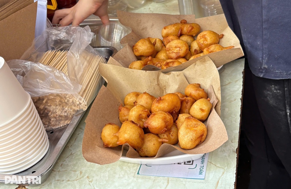 Quán bánh chuối gây tranh cãi ở Hà Nội, chưa tới giờ bán, khách vẫn cố chờ - 5