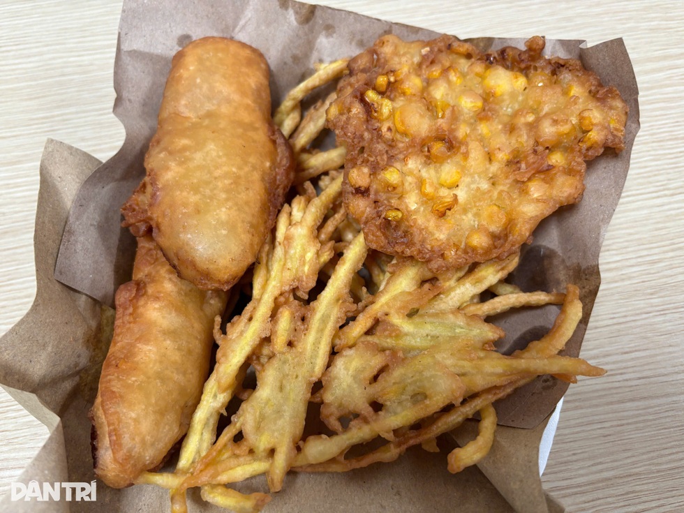 Quán bánh chuối gây tranh cãi ở Hà Nội, chưa tới giờ bán, khách vẫn cố chờ - 6