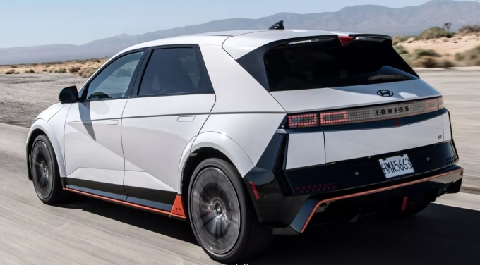 Frank Moser, phó chủ tịch phụ trách dòng 718 và 911 của Porsche, thừa nhận ông đã lái chiếc Ioniq 5 N nhiều lần và gọi đó là một trải nghiệm mở mang tầm mắt.