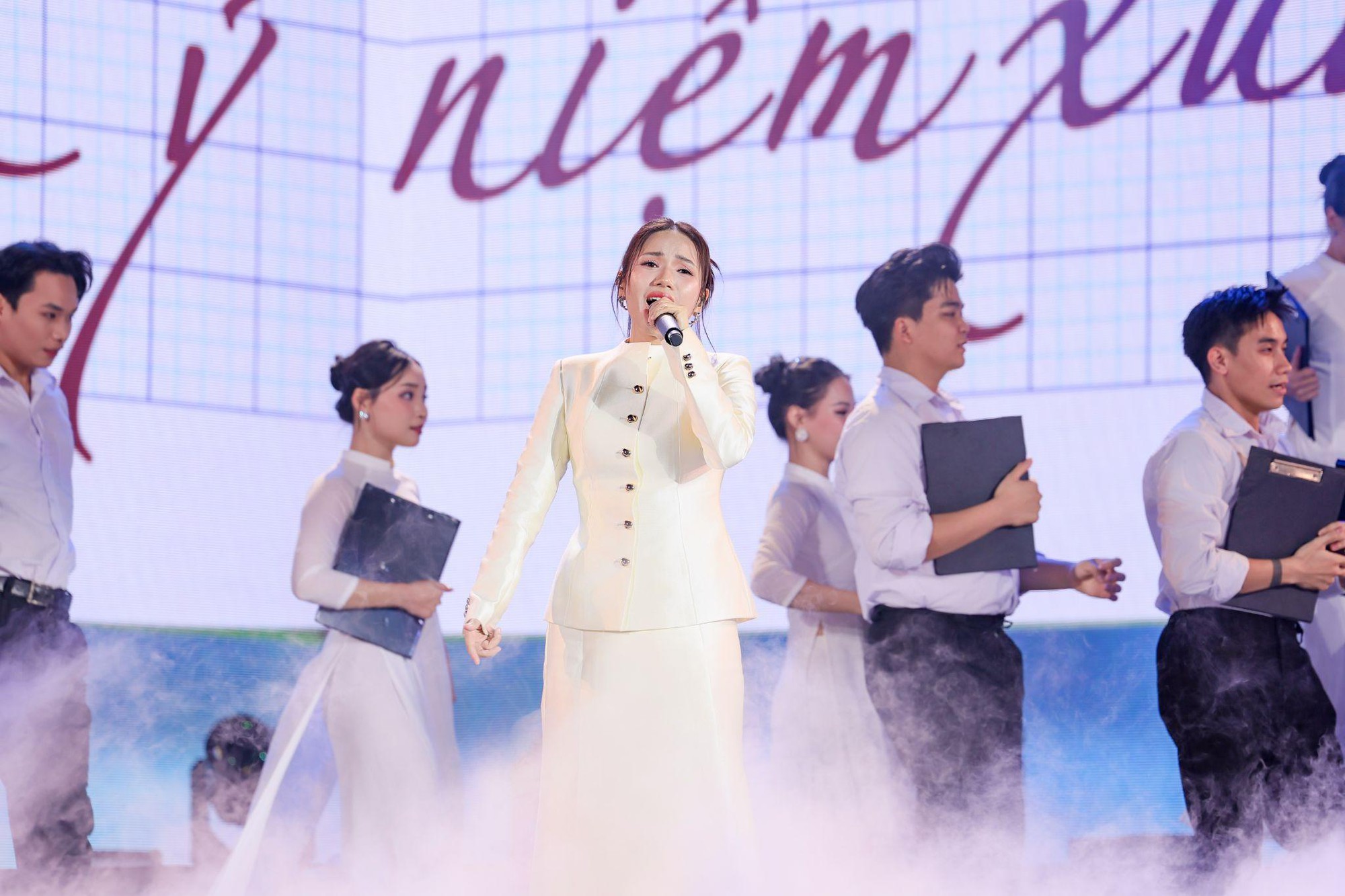 1764139350 905 Ven nguyen xuan tren toc thay