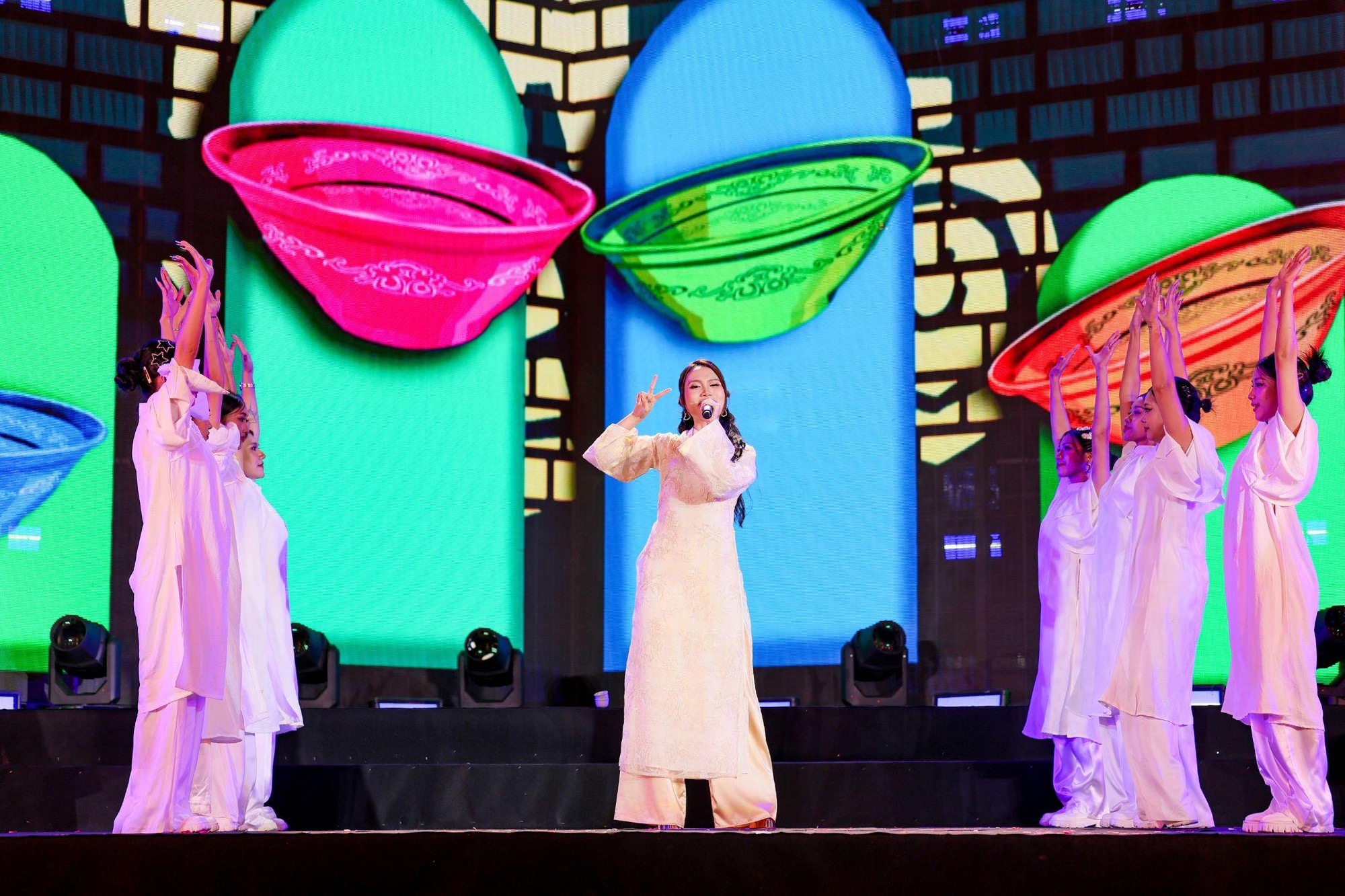 1764139351 56 Ven nguyen xuan tren toc thay