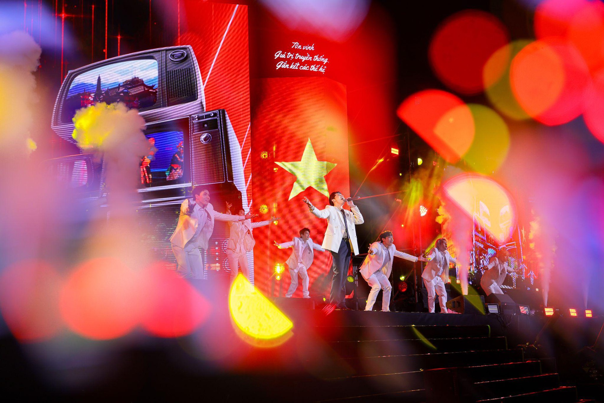 1764139353 208 Ven nguyen xuan tren toc thay