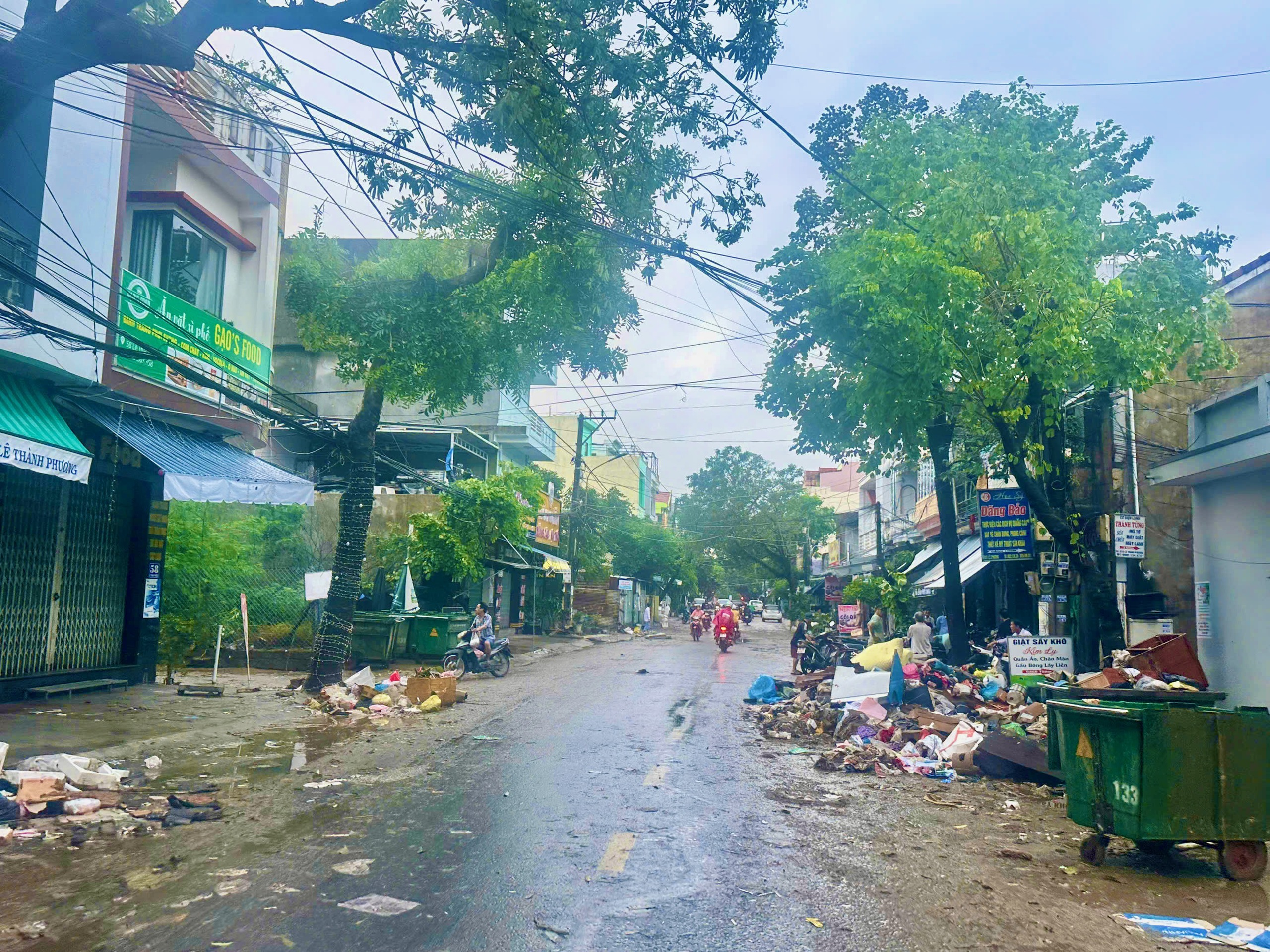 Công nhân nỗ lực dọn 15.000 tấn rác sau lũ tại khu vực nội thị Tuy Hòa - Ảnh 3.