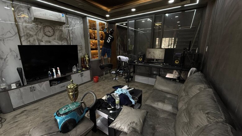 Nam ca sĩ Vbiz bị cháy nhà 4 tầng, thiệt hại tài sản nặng nề, phải đi ăn ngủ nhờ hàng xóm 2 Cảnh tro bụi bám đen nội thất nhà Phạm Trưởng sau vụ cháy.