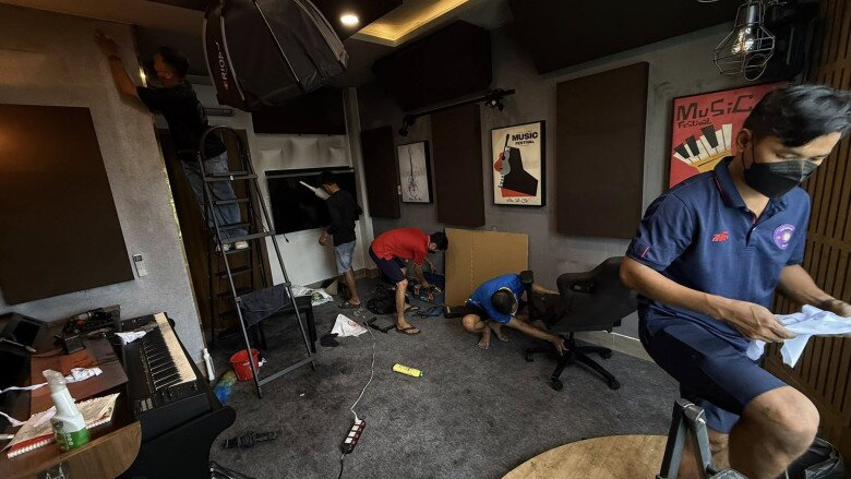 Nam ca sĩ Vbiz bị cháy nhà 4 tầng, thiệt hại tài sản nặng nề, phải đi ăn ngủ nhờ hàng xóm 3 Hiện tại, gia đình Phạm Trưởng đang khẩn trương dọn dẹp nhà cửa.