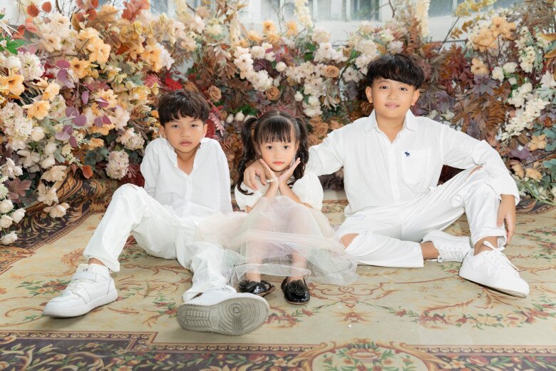 Nam ca sĩ Vbiz bị cháy nhà 4 tầng, thiệt hại tài sản nặng nề, phải đi ăn ngủ nhờ hàng xóm 7 Cặp đôi có với nhau 3 người con “đủ nếp đủ tẻ”.